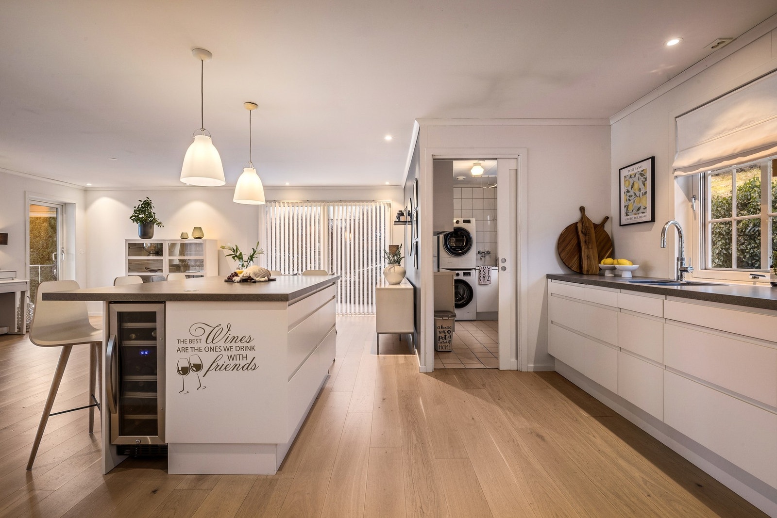 I kjøkkenøyen har man også et praktisk vinskap - her ser man også vaskerommet som ligger innenfor kjøkken Galleribilde