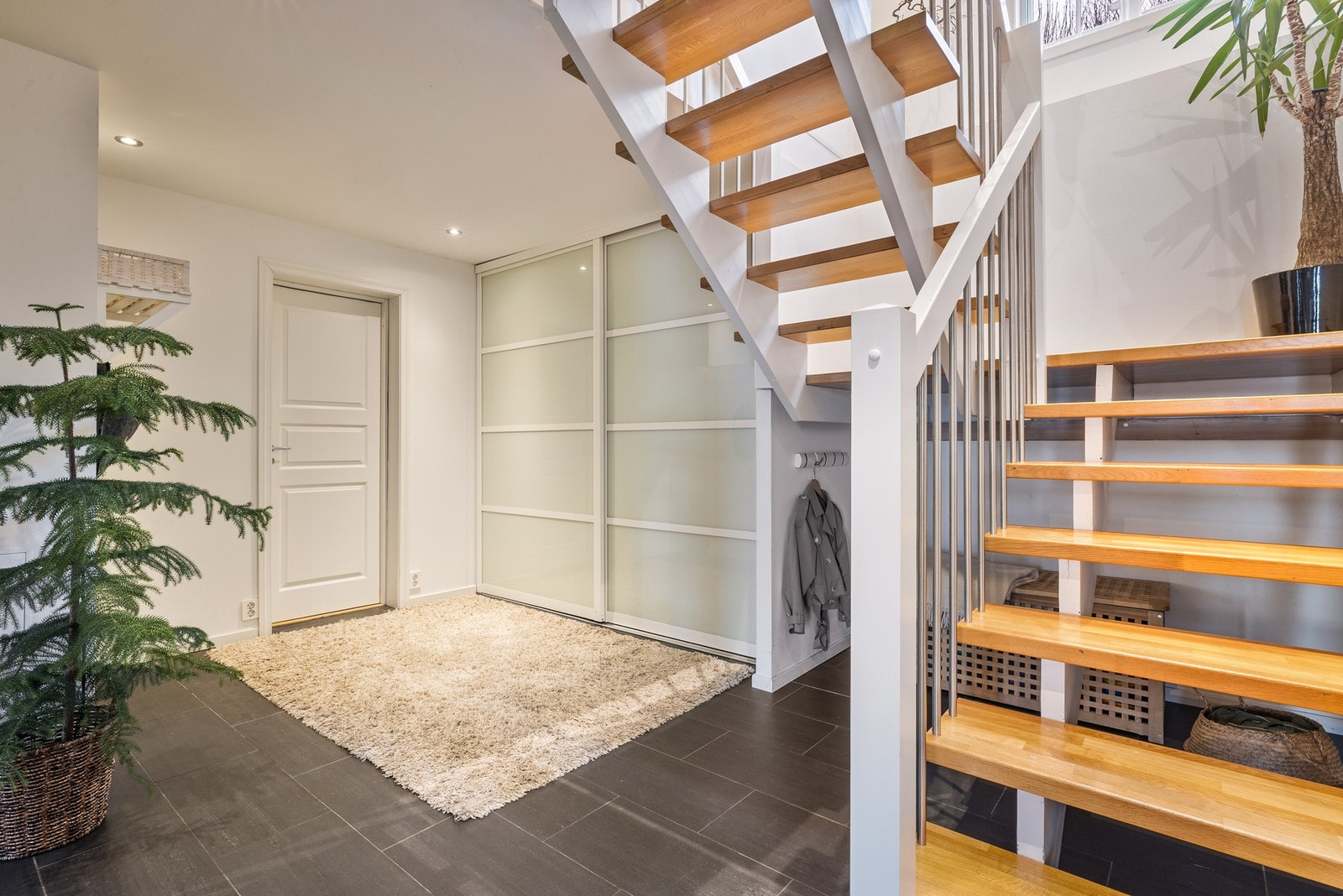 Bak døren har man et kontor/treningsrom samt ytterligere en bod Galleribilde