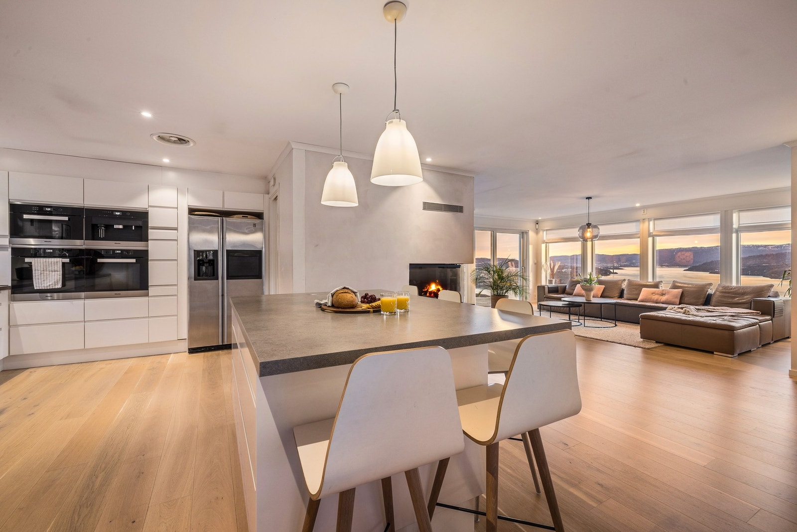 Praktisk kjøkkenøy med barløsning Galleribilde