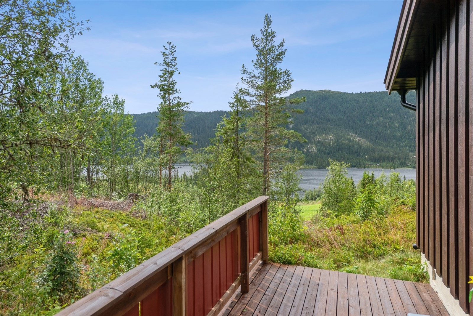 Terrasse med utsikt mot Steinsetfjorden. Galleribilde
