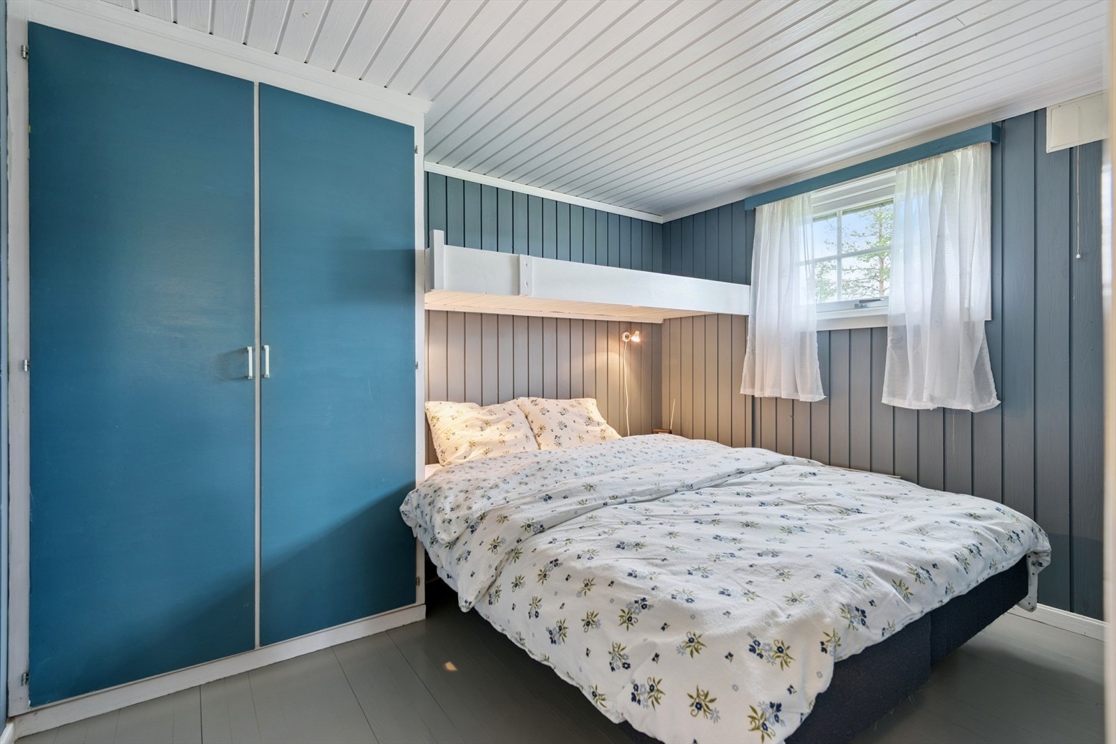 Soverom I med garderobeskap. Galleribilde