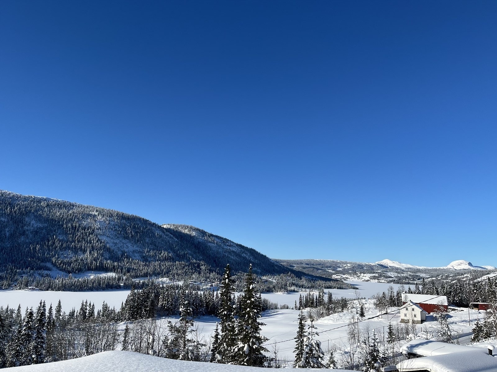 Flott utsikt til Rundemellen og Steinsetfjorden Galleribilde