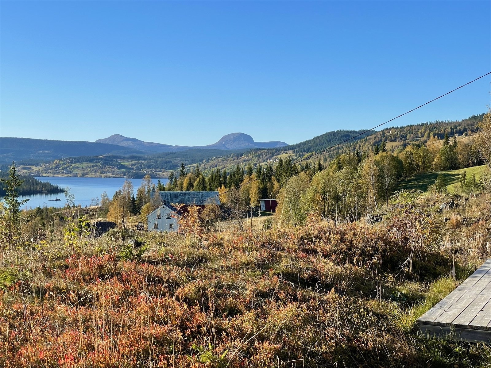 Her kan man sitte på plattingen og nyte den flotte utsikten! Galleribilde