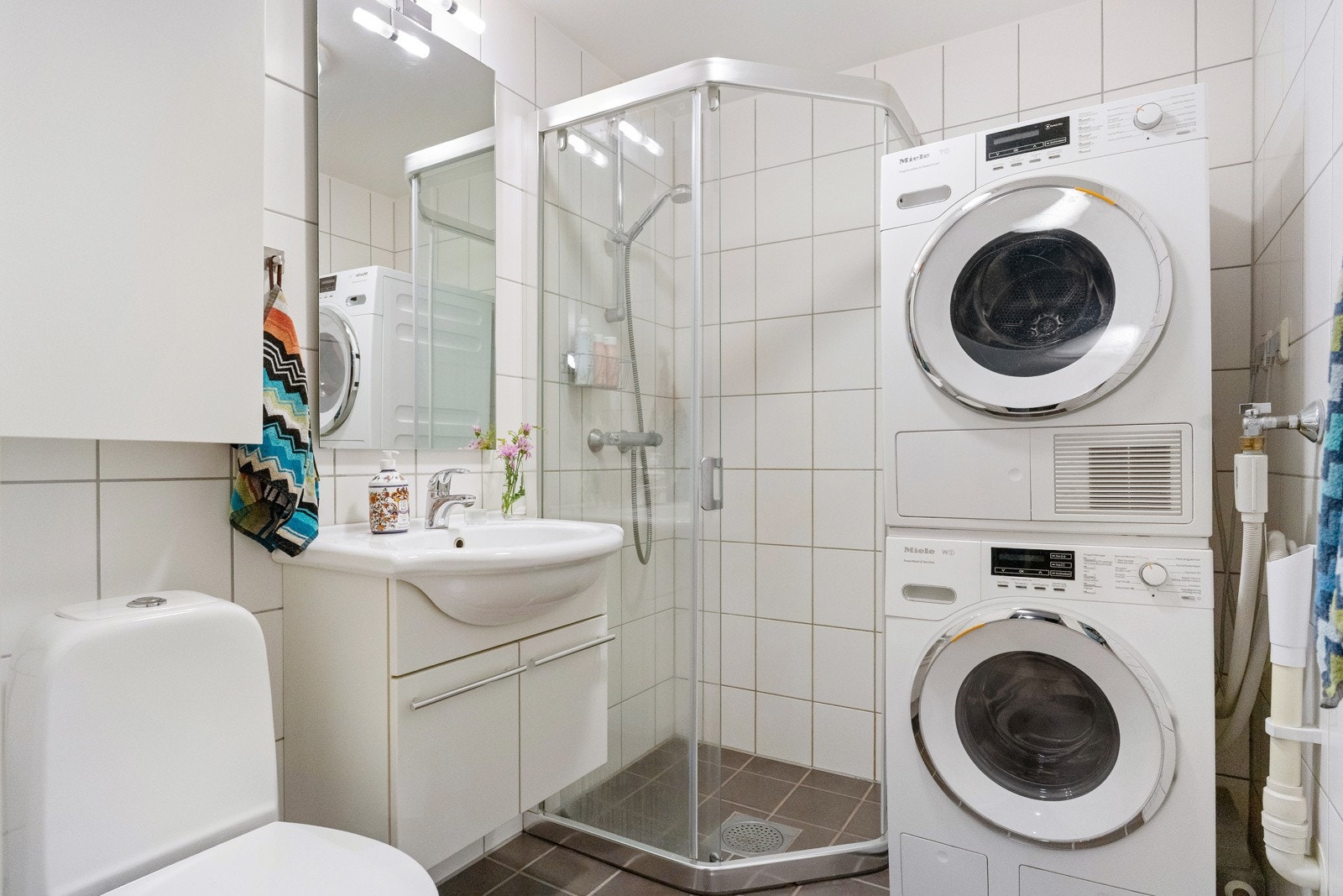 Pent flislagt bad med varmekabler og dusjhjørne med skyvedører, utstyrt med termostatstyrt dusjbatteri i krom og hånddusj. Galleribilde