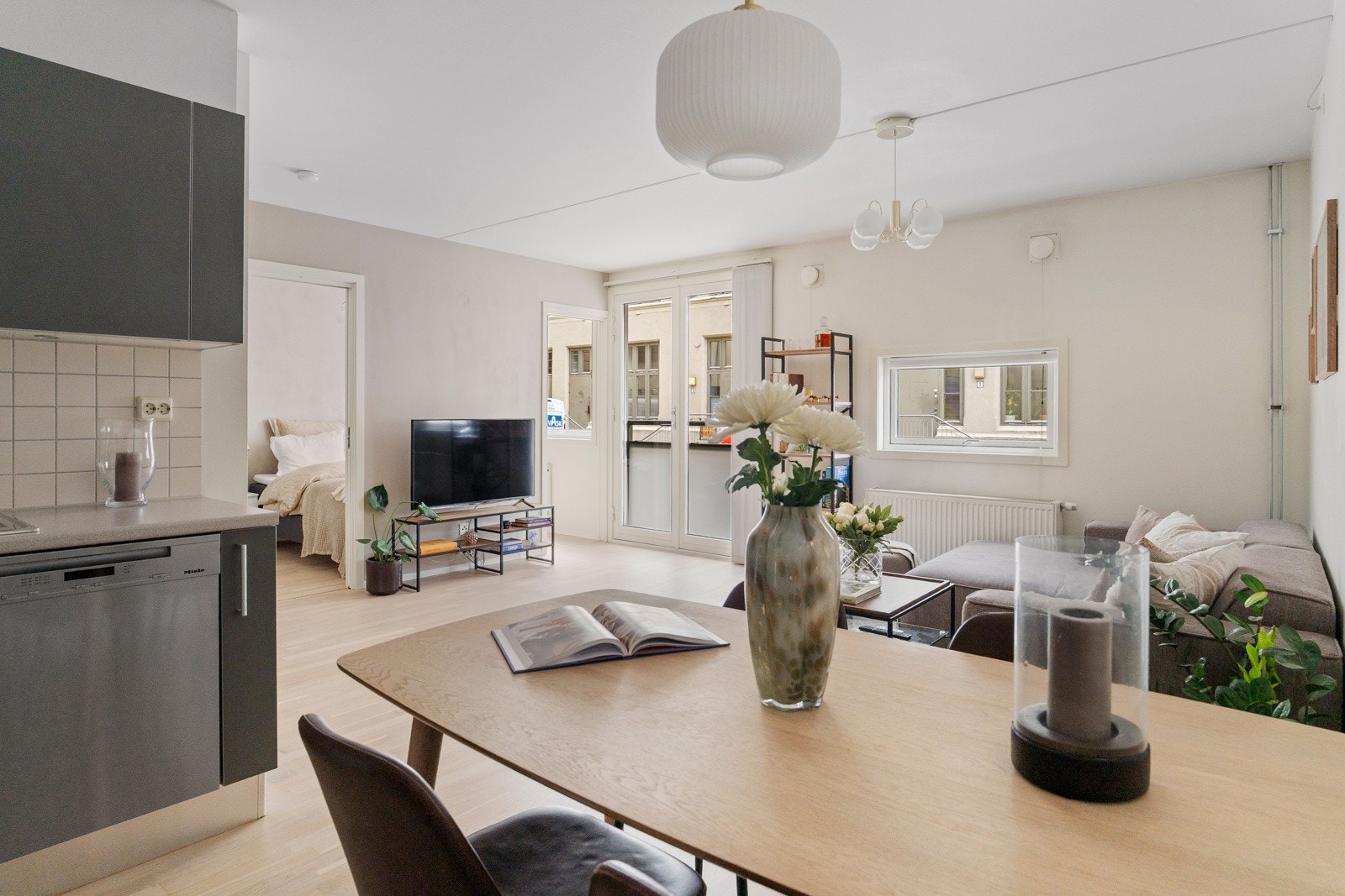 Dette er en pen og innbydende leilighet beliggende i et moderne bygg fra 2007. Leiligheten ligger i en høy 1. etasje og vender ut mot en rolig blindvei. Galleribilde