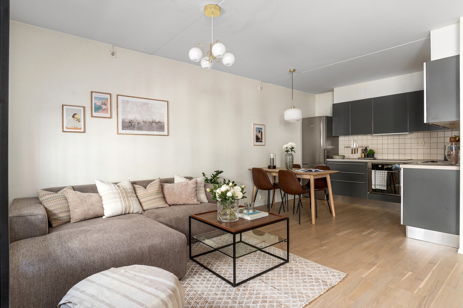 Leiligheten har 3-stavs parkettgulv på soverommet og i stue/kjøkken Galleribilde