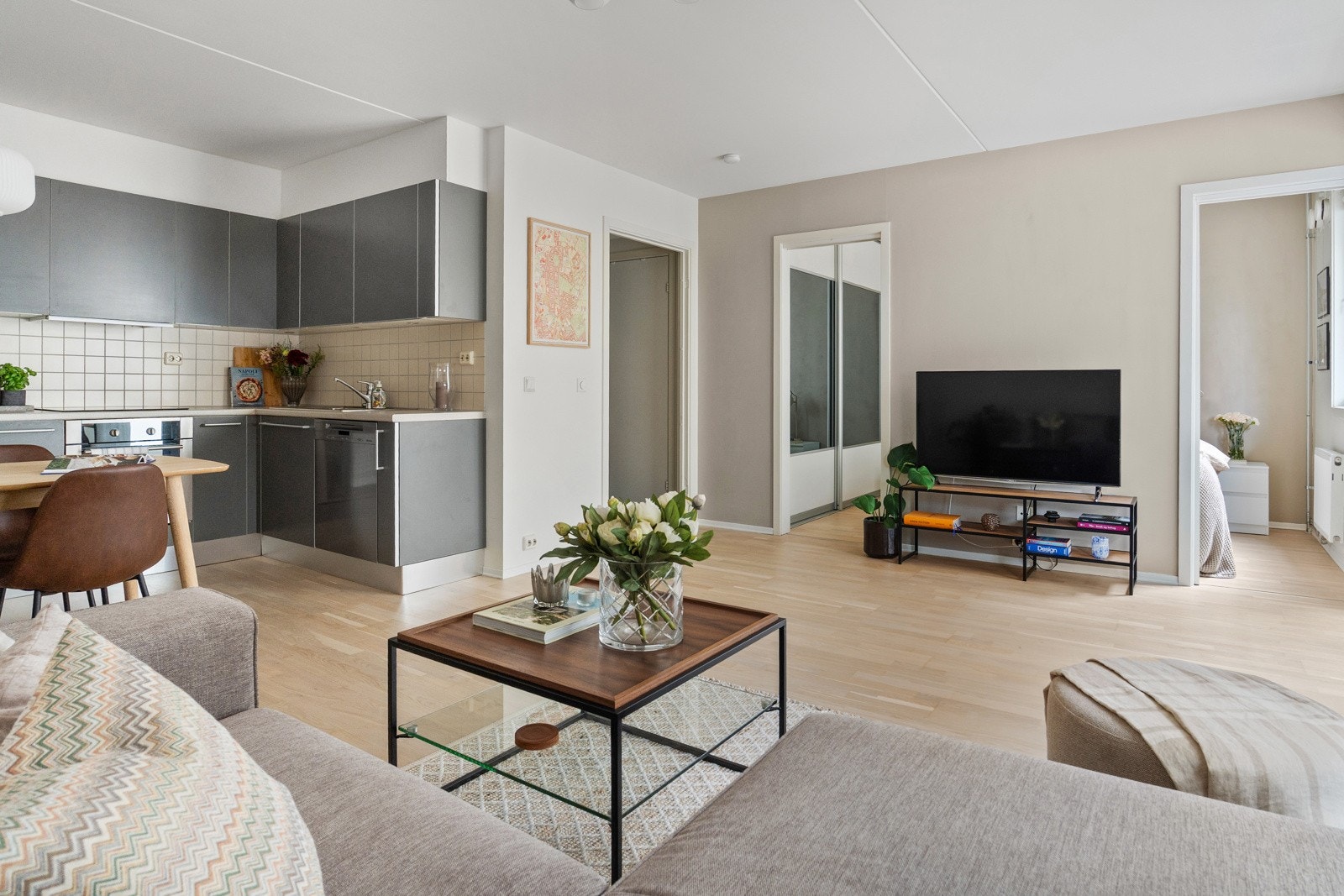 Stuen ligger i en åpen løsning mot kjøkkenet. Galleribilde