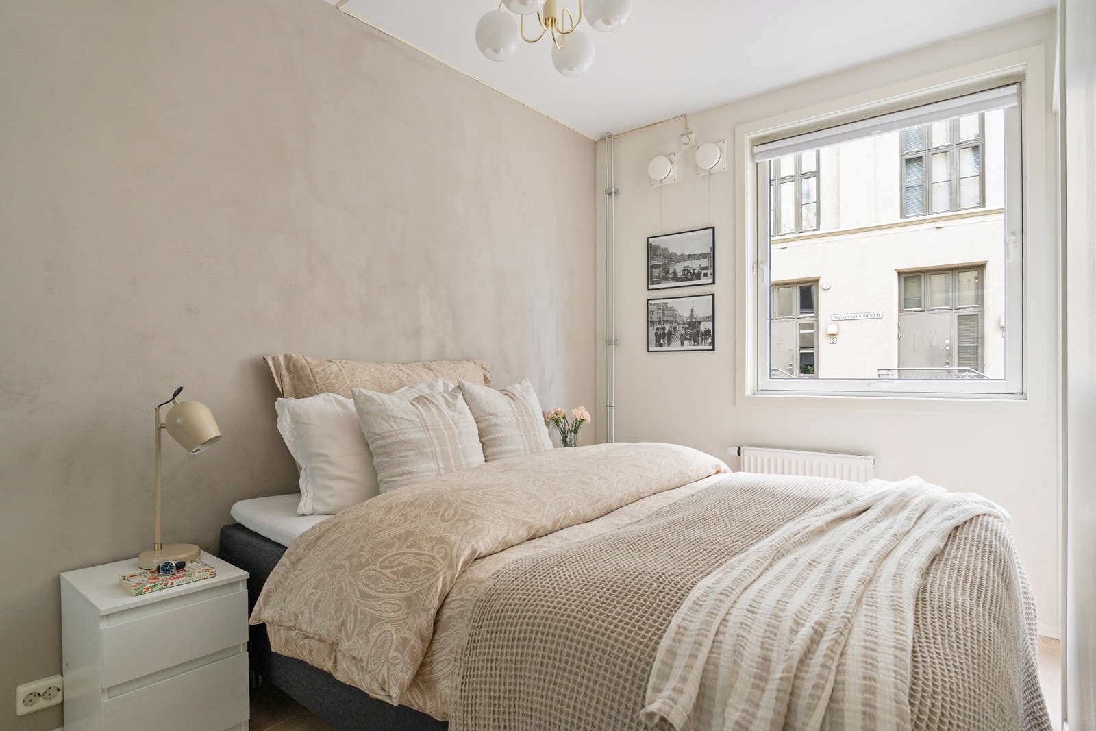 Soverom av god størrelse med plass til dobbeltseng og nattbord på begge sider. Galleribilde