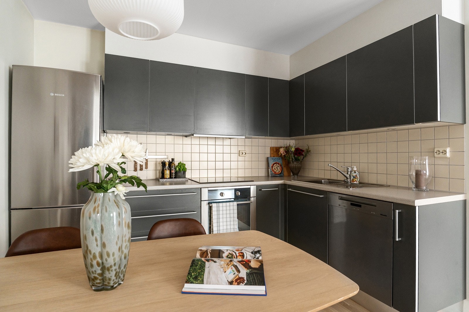 Kjøkkenet er utstyrt med integrerte hvitevarer som oppvaskmaskin fra Miele (børstet stålfront), stekeovn fra Gram, induksjonsplatetopp (ukjent merke) samt helt ny avtrekksvifte fra Flexit plassert i overskap. Galleribilde