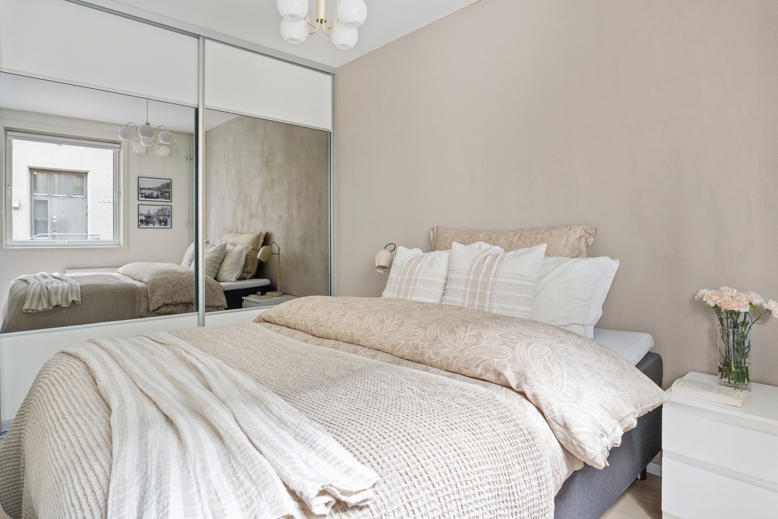 Rommet er innredet med en romslig skyvedørsgarderobe med speilfronter, som gir svært god oppbevaringsplass. Galleribilde