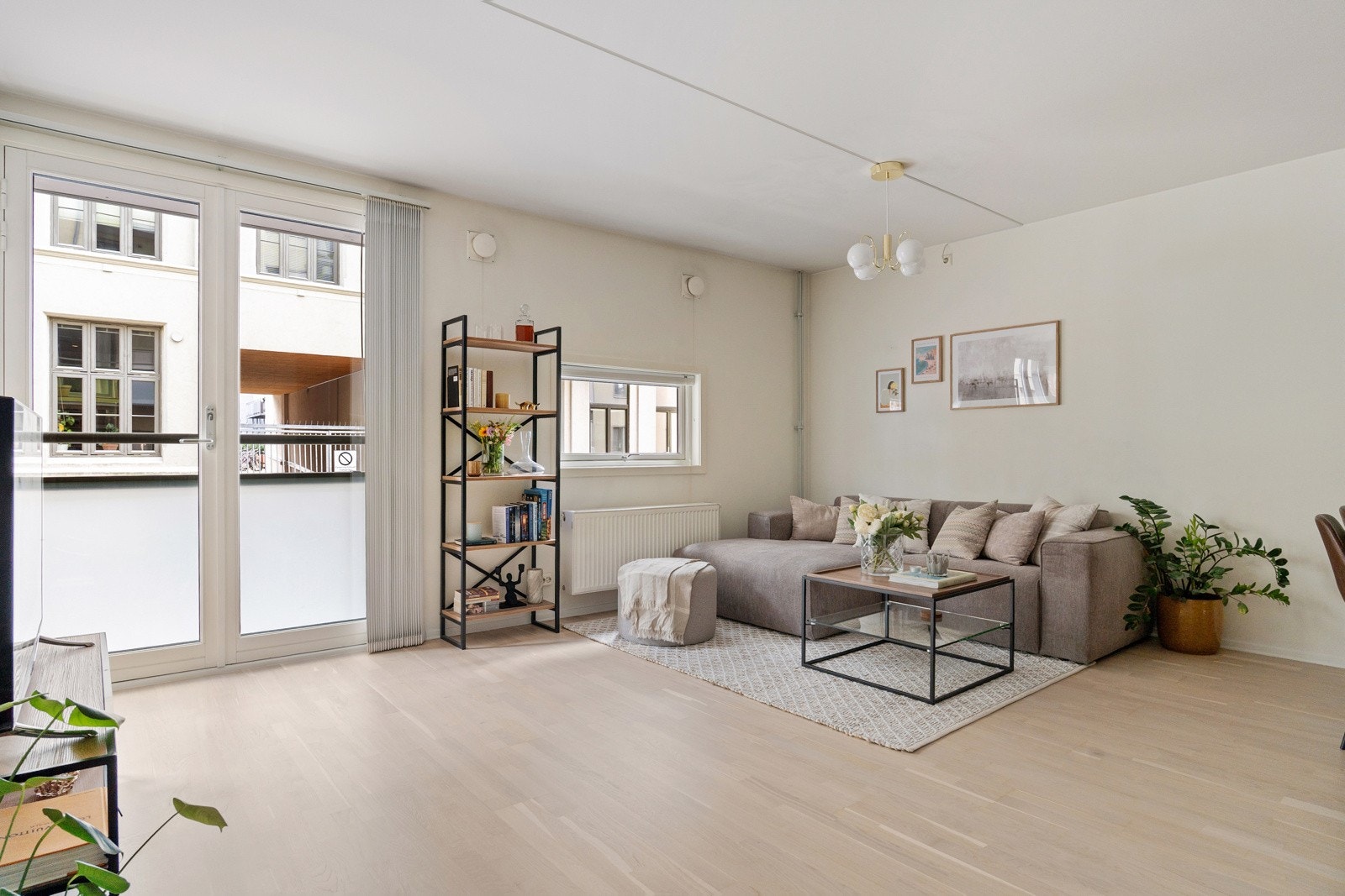 Takhøyden i stuen er målt til ca 2,49 m. Galleribilde