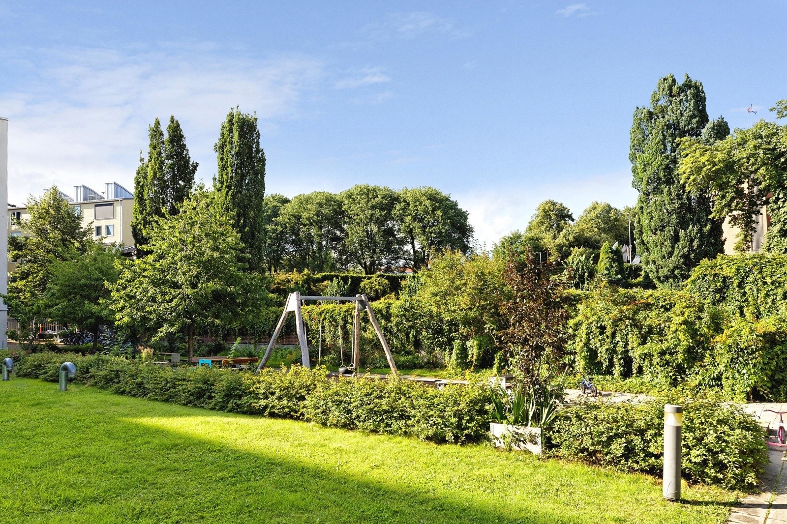 Flott opparbeidet fellesarealer med brosteinsbelagte internveier, grøntarealer, lekeapparater, grill og sittegrupper Galleribilde