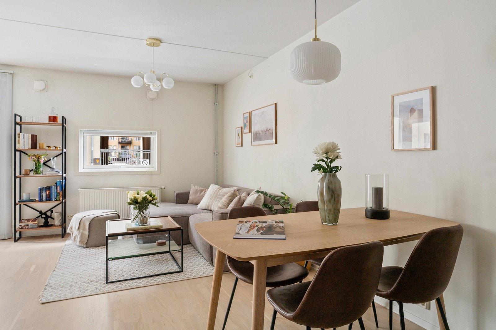 God plass til spisebord mellom kjøkken og sofasone Galleribilde