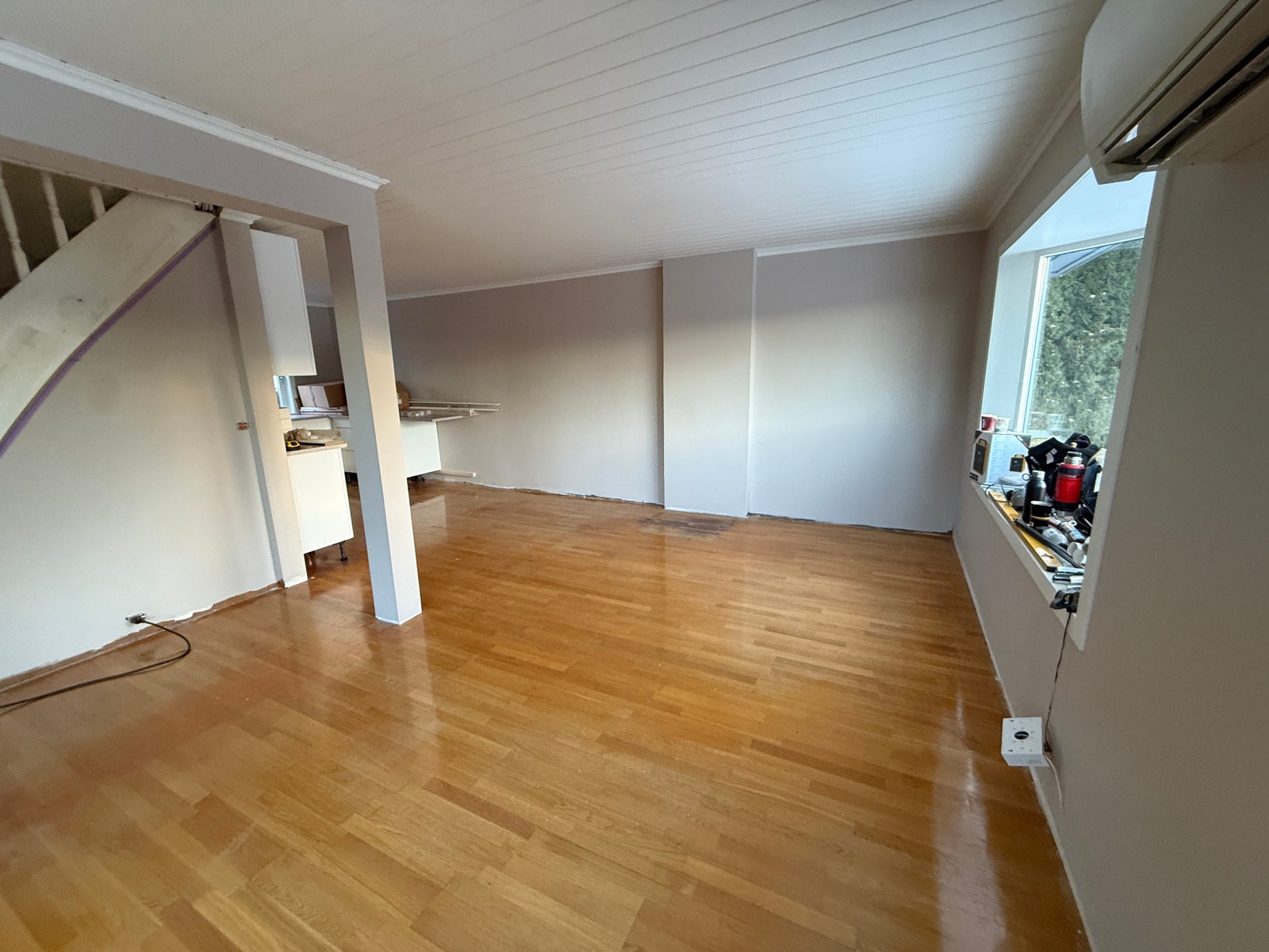 eikeparkettt blir slipt og lakkert i matt lakk i uke 8. Galleribilde