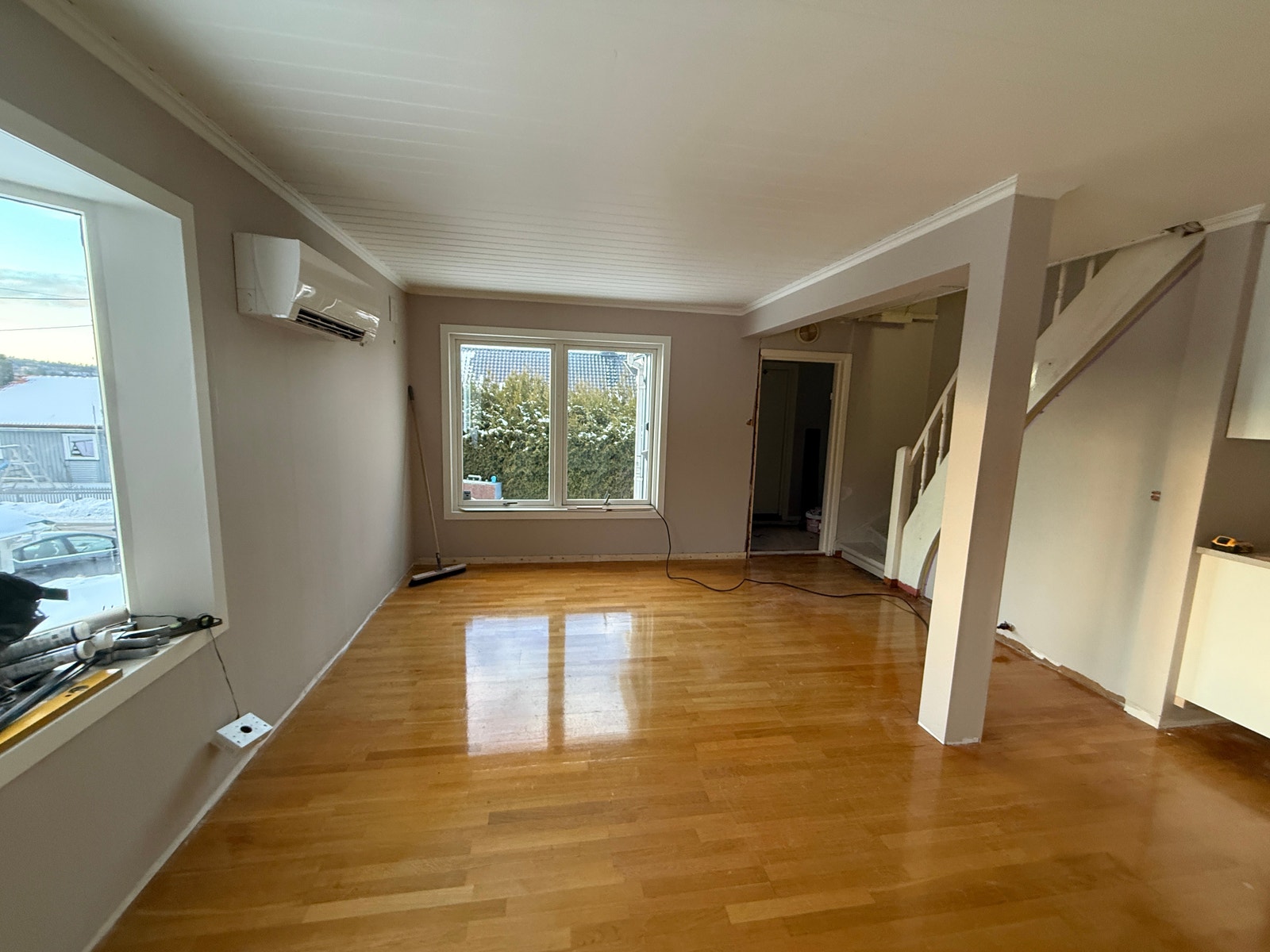 Stua er i vinkel, med varmepumpe som er 1 år gammel. Galleribilde