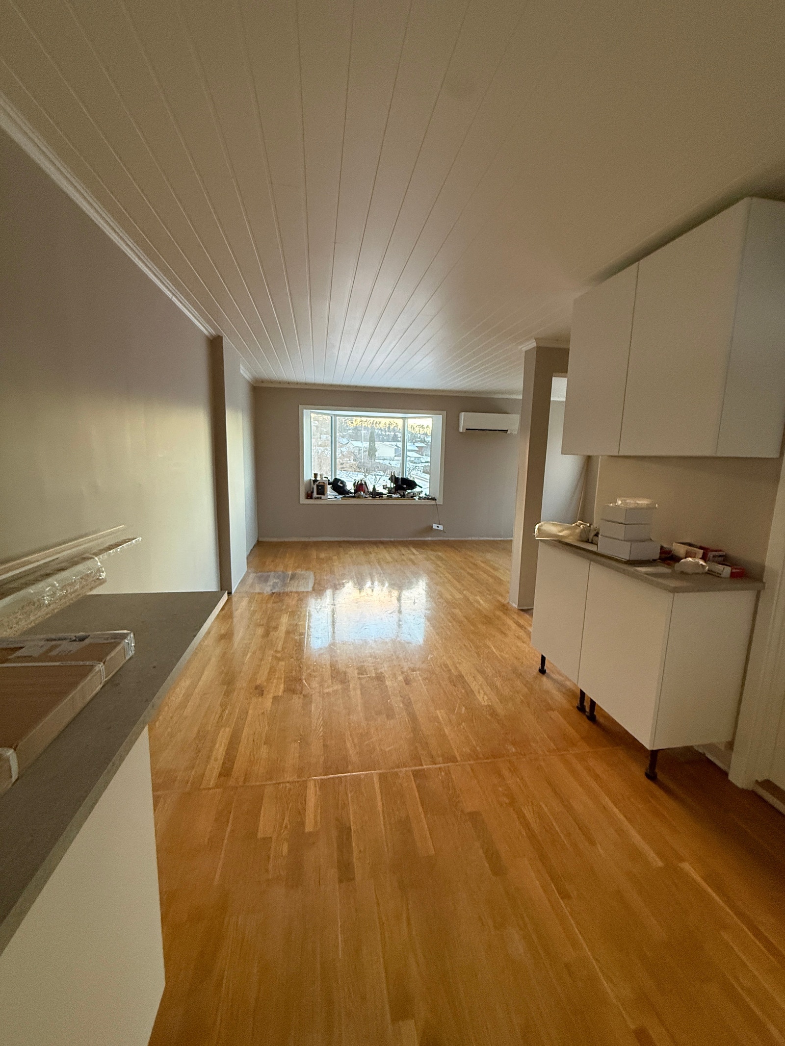 stort karnappvindu mot vest som gir mye lys i stua. Galleribilde