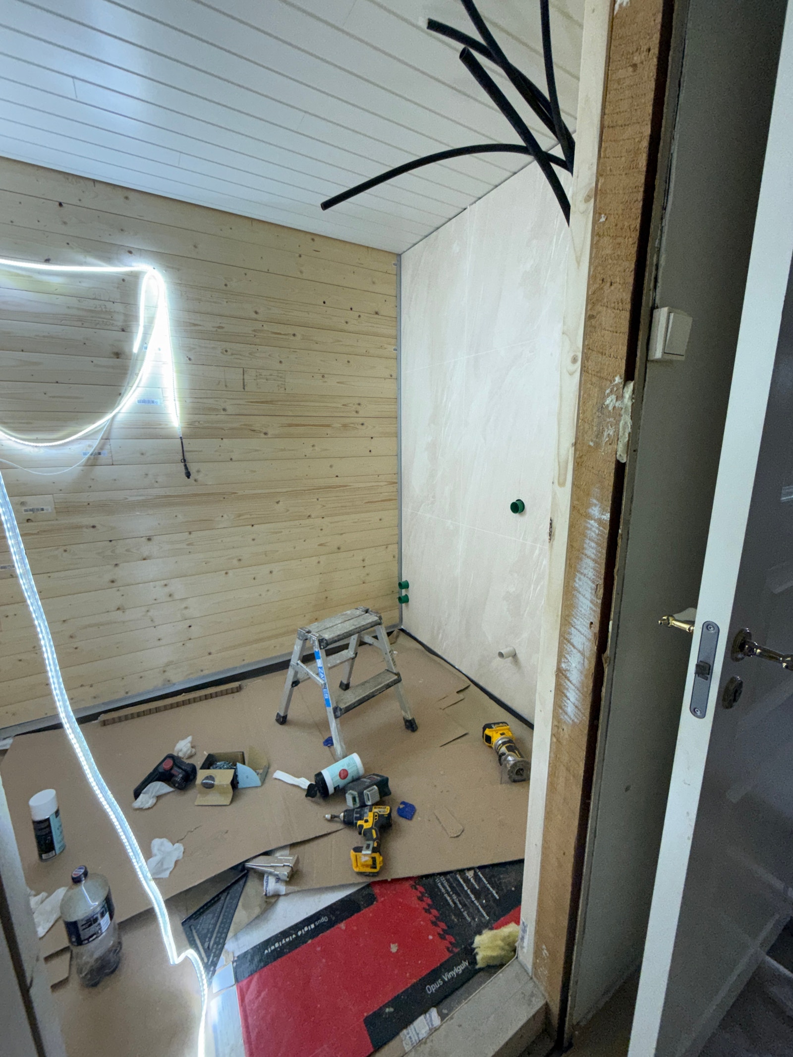her bygger vi nytt bad. dusjkabinett, veggmontert toalett, opplegg for vaskemaskin og tørketrommel, samt vask med speil og lys. Galleribilde