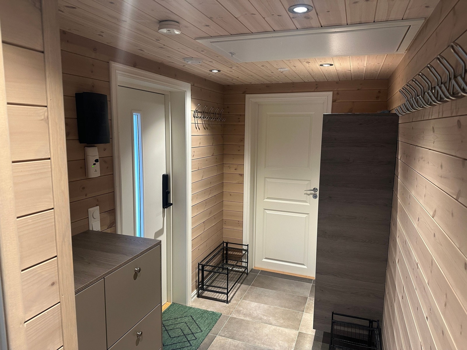 Inngangsparti med flislagt gulv. Galleribilde