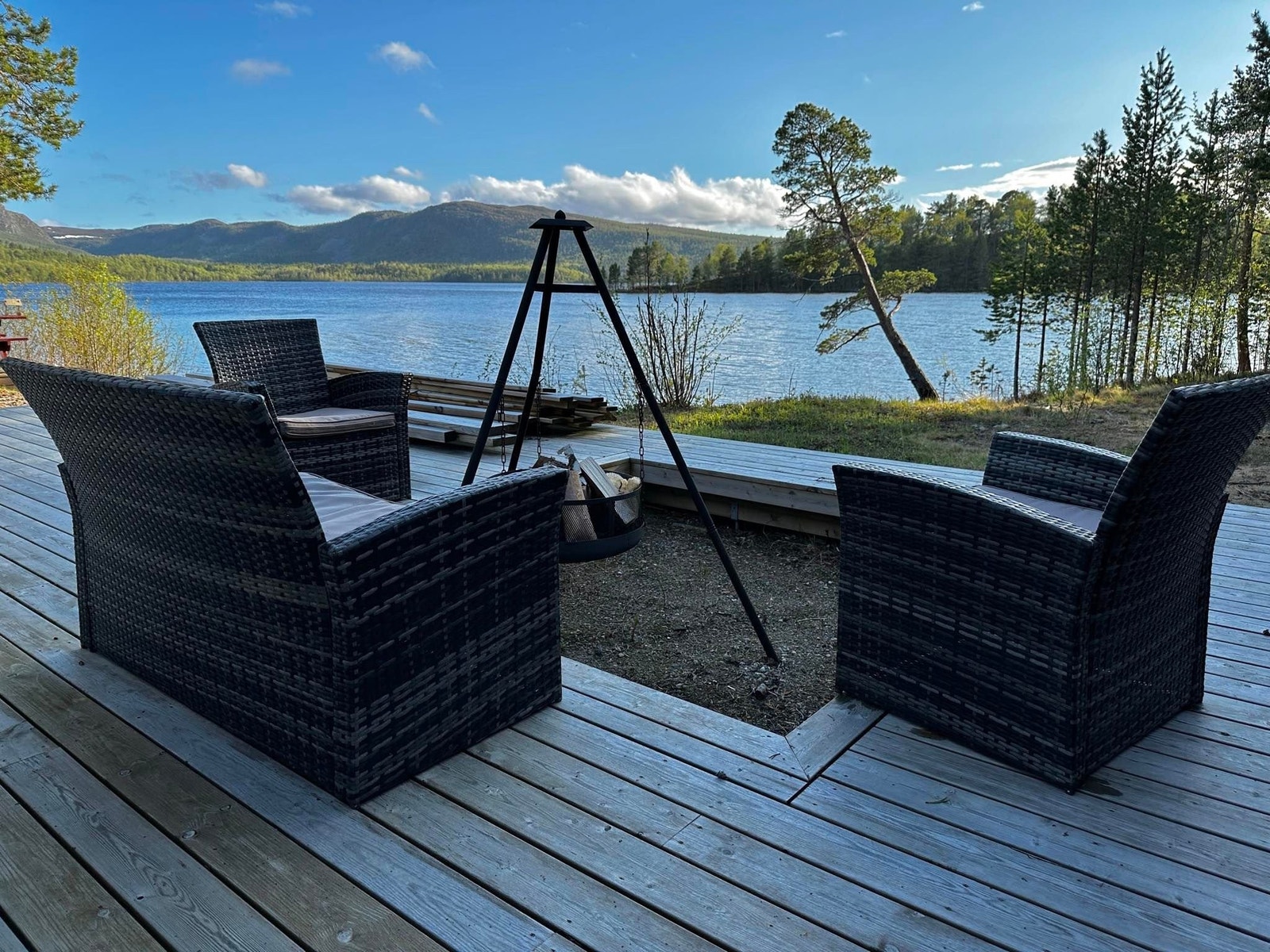 Bålplass på terrassen. Utsparingen passer for utendørs jucuzzi med perfekte Nordlys forhold. Galleribilde