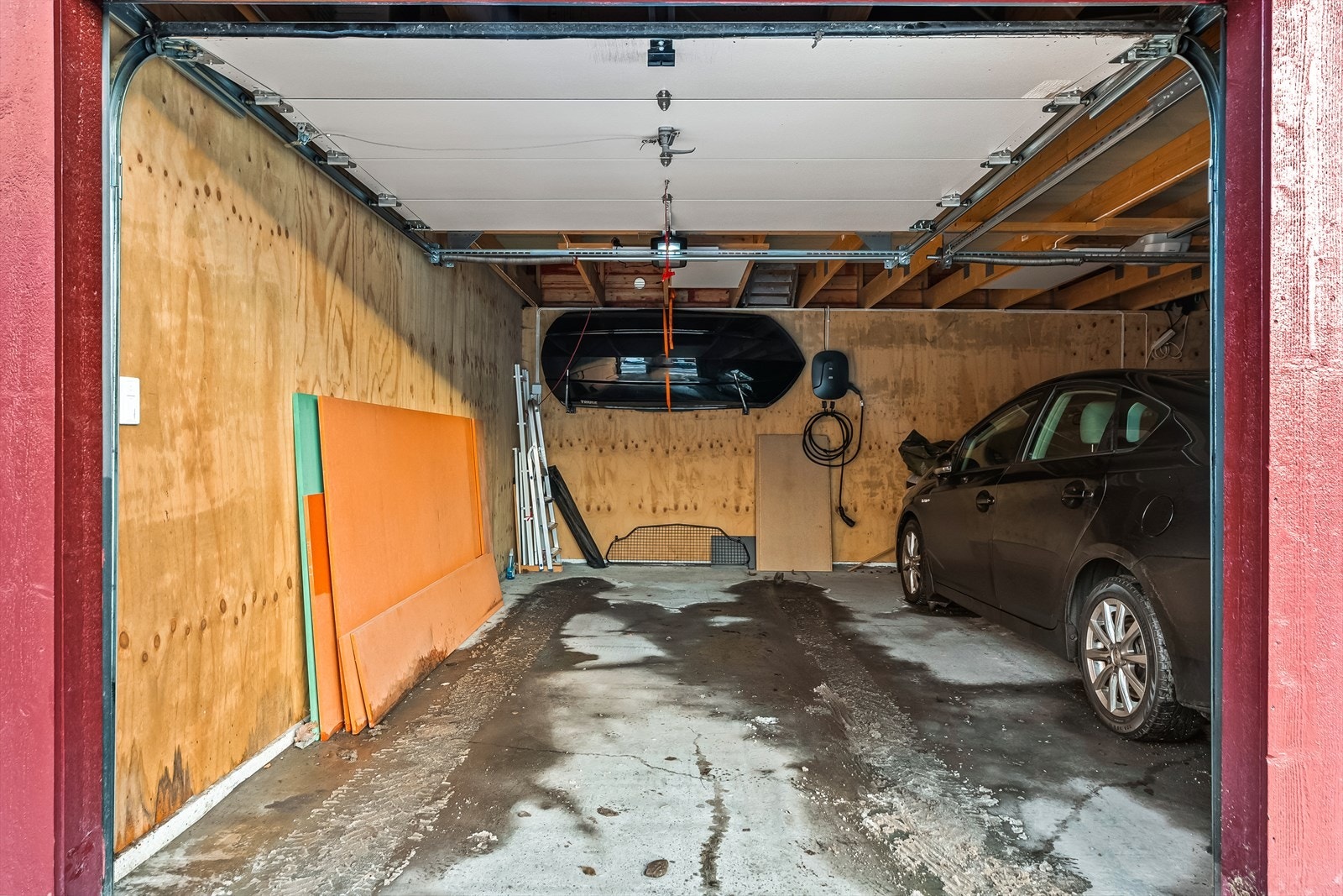 Egen garasjeplass som følger boligen. Selger har installert elbil-lader og byttet ut fra manuell åpning til motorisert åpning. Galleribilde