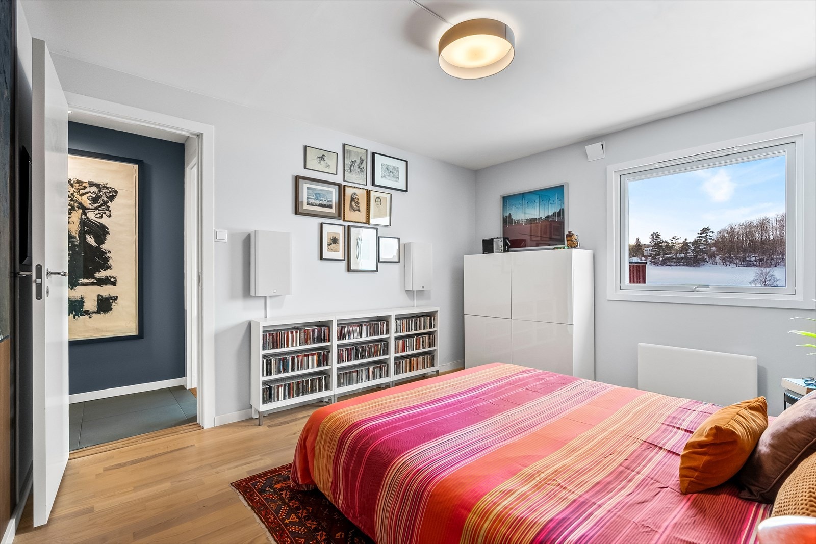 Rommet er lyst med god plass til dobbeltseng, eventuelt en køyeseng om man har behov for et romslig barnerom. Galleribilde