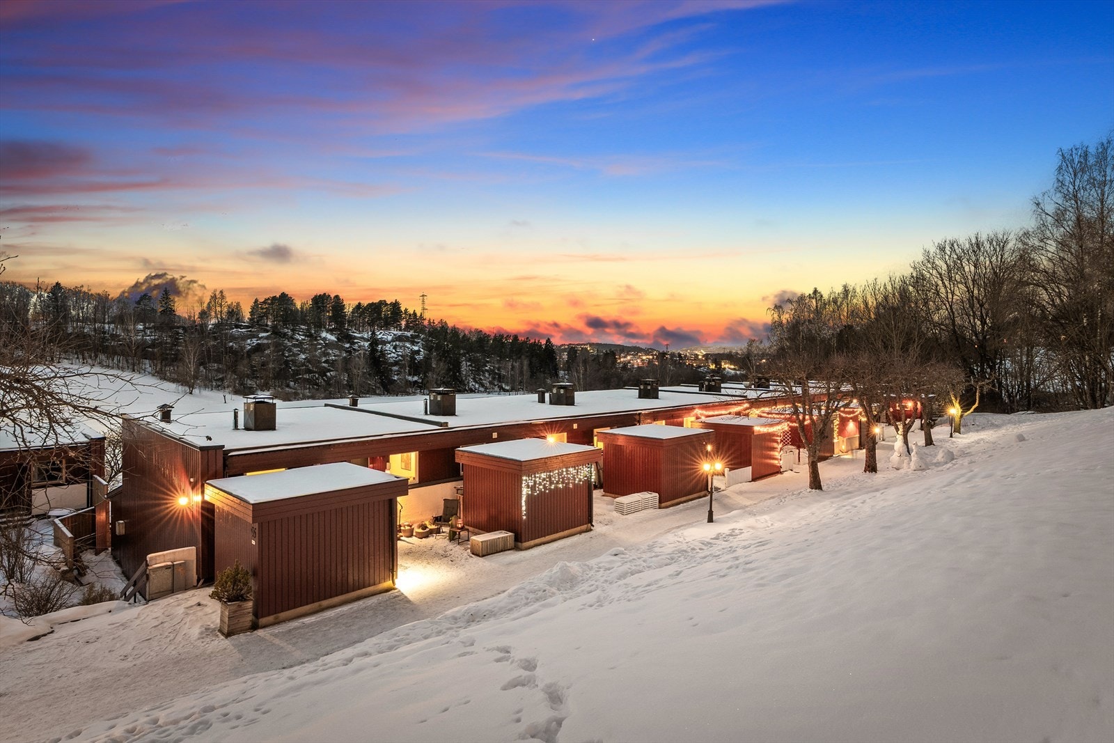 Rekkehuset har en rolig, barnevennlig og meget attraktiv beliggenhet i et veletablert boligområde på Bogerud i bydel Østensjø i Oslo, nært flotte rekreasjonsområder og gode servicetilbud. Galleribilde