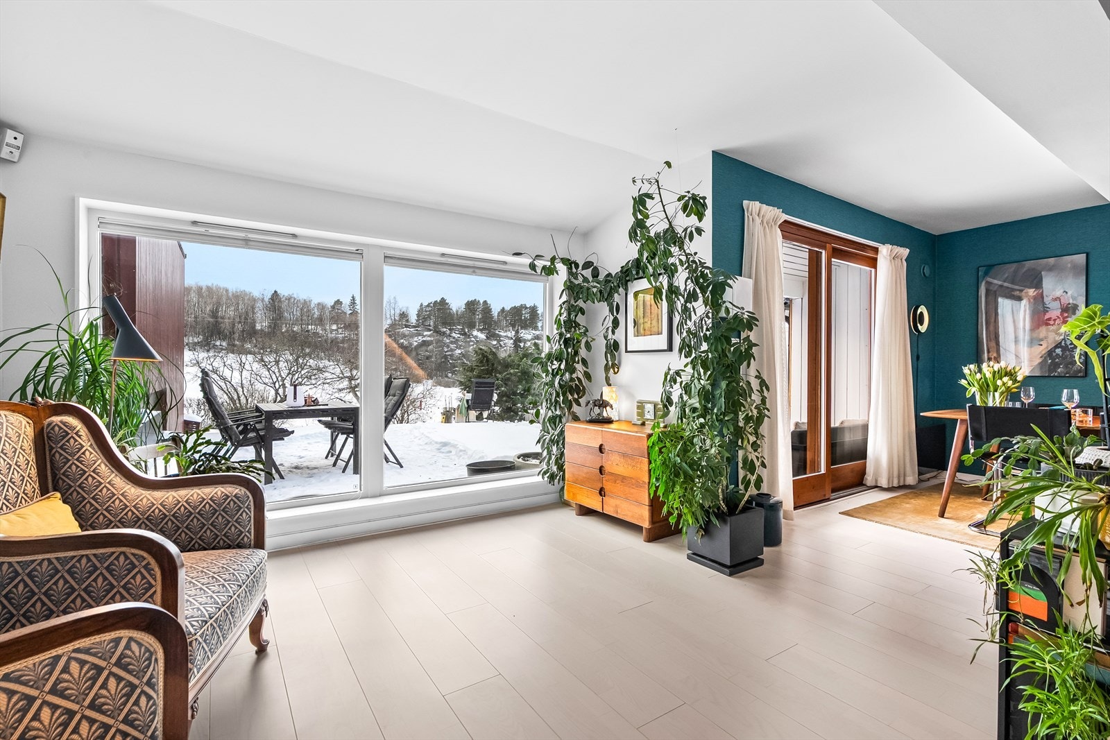 Hyggelig utsyn fra stuen. Fra stuen er det direkte utgang til uteområdet og hagen. Galleribilde