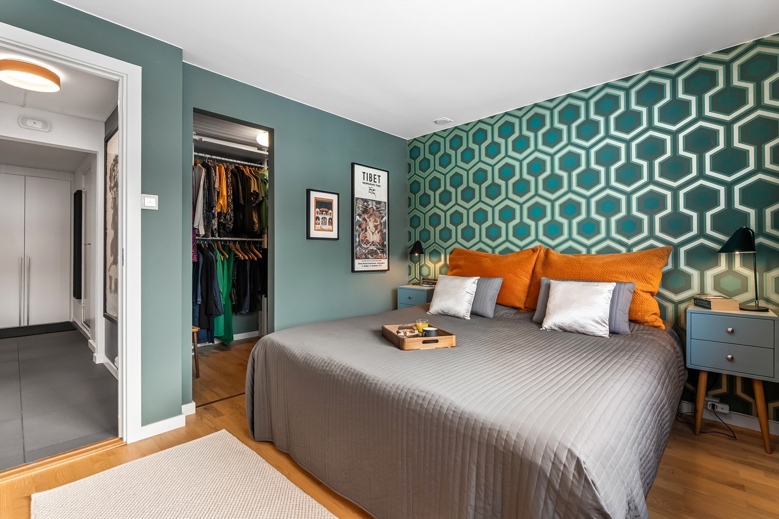 Soverommet har en stor walk-in-garderobe med rikelig plass til oppbevaring. Galleribilde