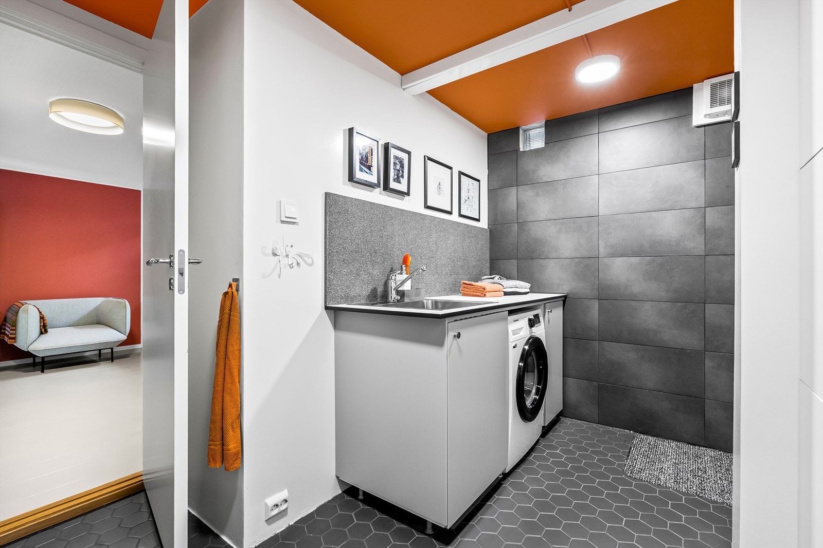 Praktisk og funksjonelt vaskerom med innredning bestående av skap med glatte fronter, benkeplate og nedfelt kum i stål. Det er tilrettelagt med opplegg for vaskemaskin. Fra vaskerommet er det egen utgang direkte til terreng. Galleribilde