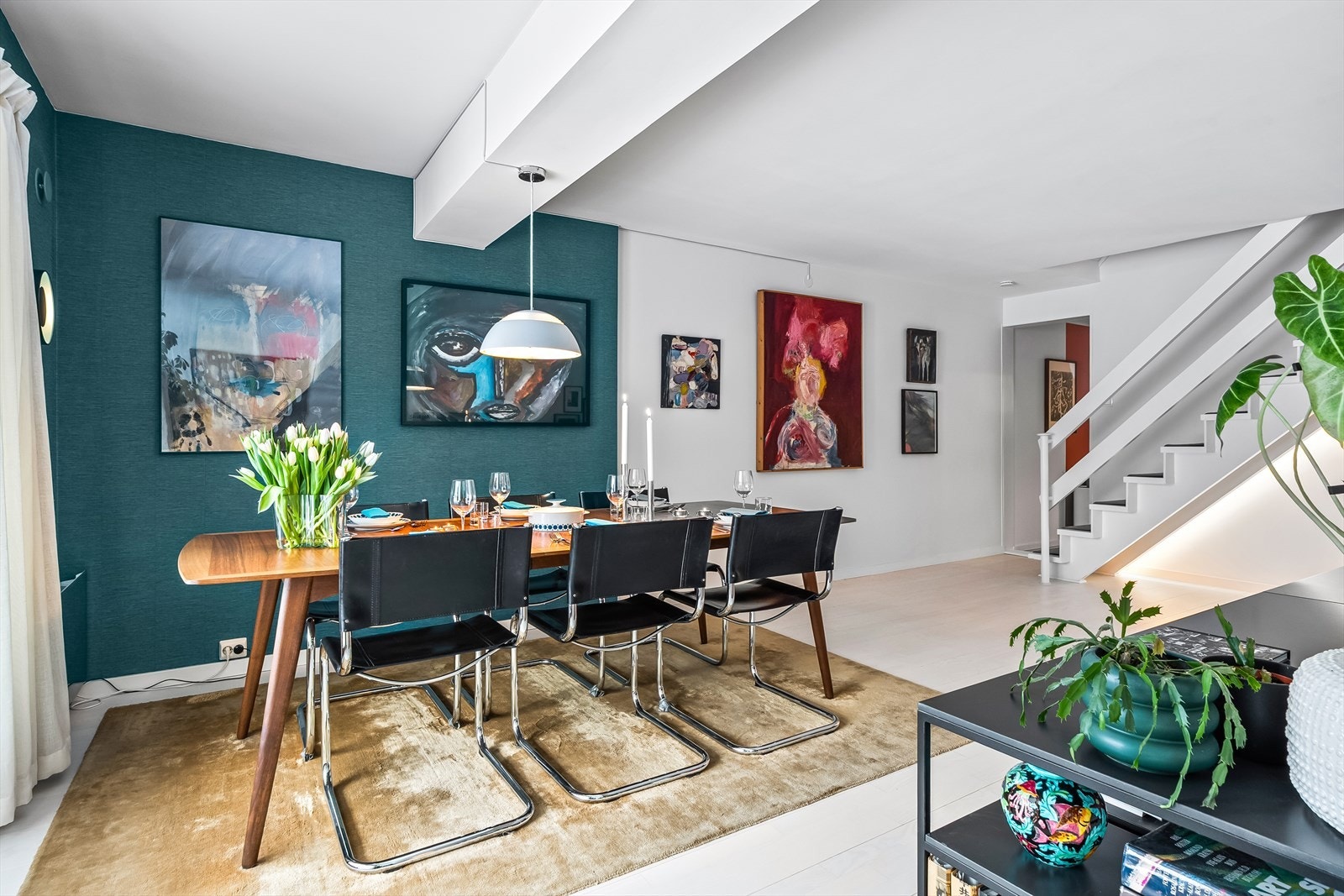 Stuen har god plass til spisebord hvor man kan nyte et bedre måltid i gode venners lag. Galleribilde