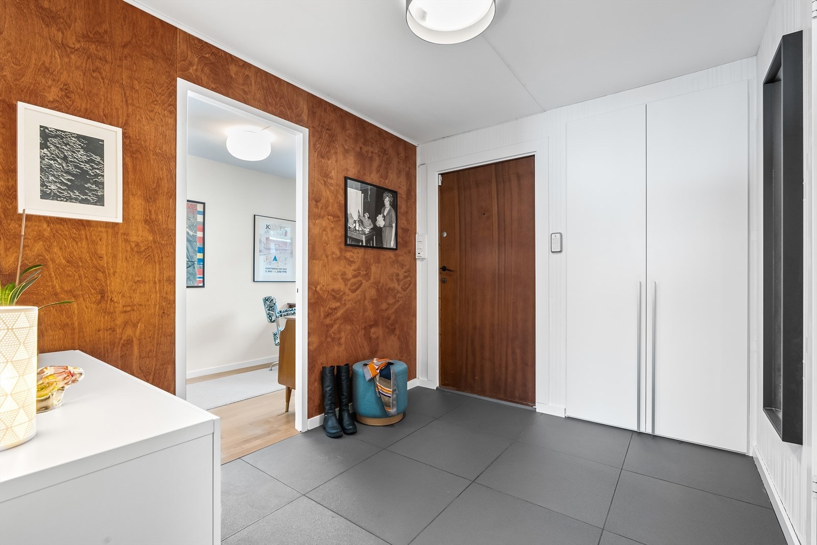 Velkommen inn. Romslig og innbydende entré med praktisk garderobe som gir god oppbevaringsplass for sko og yttertøy. Galleribilde