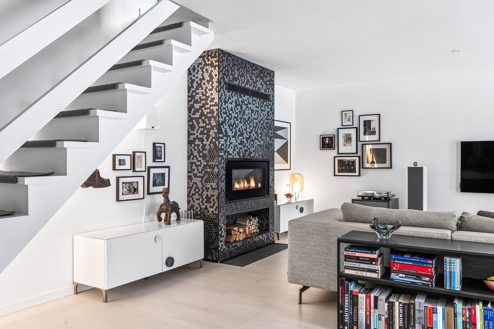 En elegant peis med glassdør skaper en lun atmosfære. Galleribilde