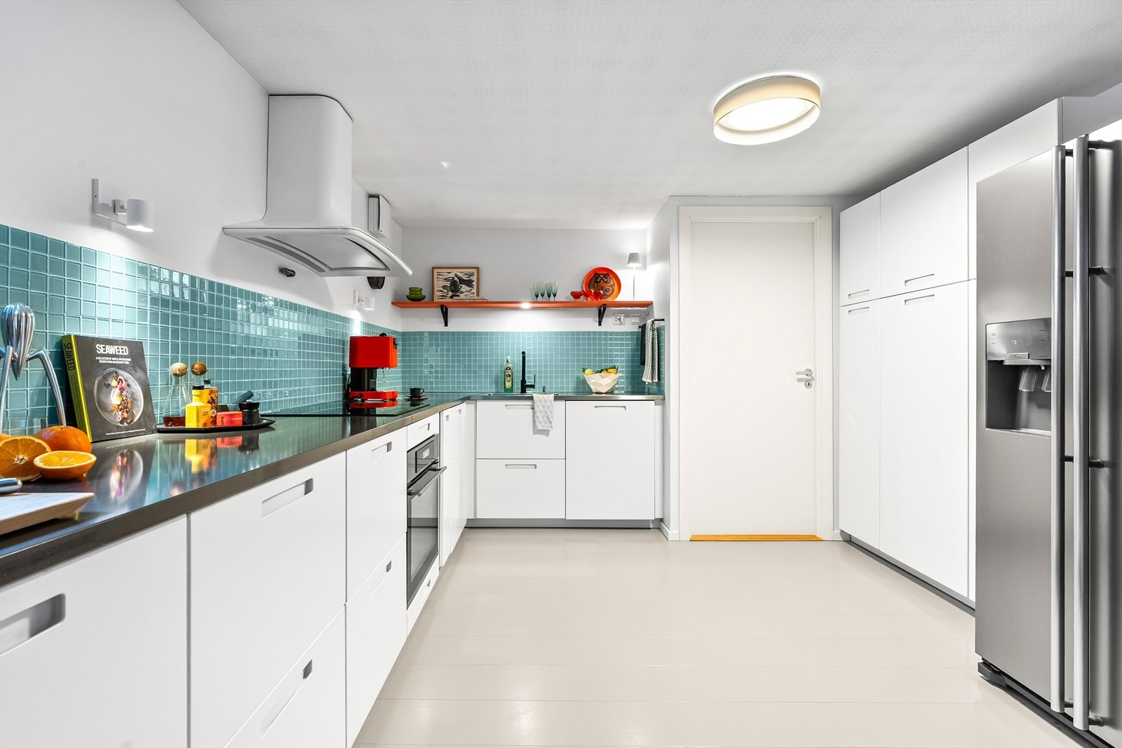 Kjøkkeninnredningen er fra IKEA (2016) og har glatte fronter, benkeplate i stein samt benkebeslag og kum i rustfritt stål. Galleribilde