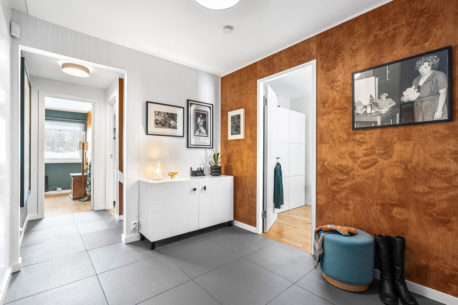 Entréen er, i likhet med resten av boligen, gjennomført og stilfull, med en helhetlig utforming som skaper et innbydende førsteinntrykk. Galleribilde