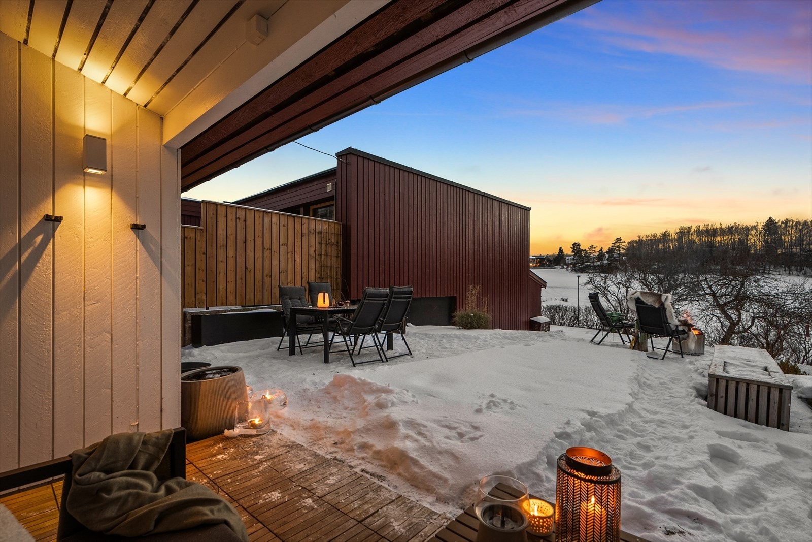 Rekkehuset disponerer en stor og pent opparbeidet hage som virkelig inviterer til avslapning og hygge. Galleribilde