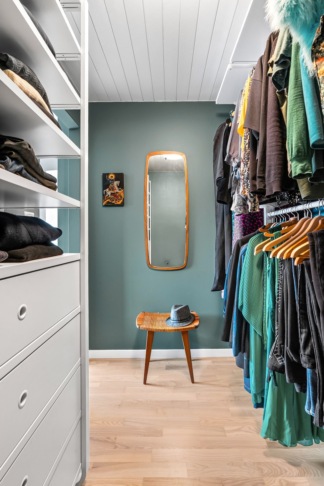 En walk-in-garderobe som gjør hverdagen litt mer luksuriøs - her får både sko, skjorter og bukser god plass. Galleribilde