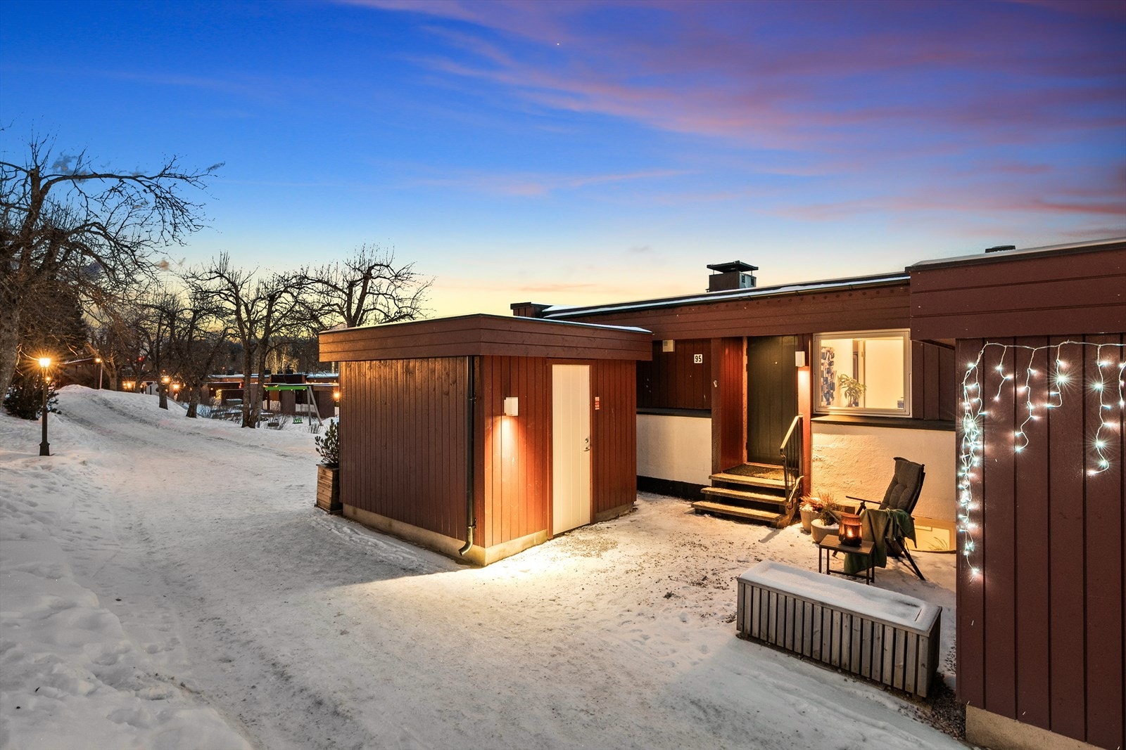 Hyggelig inngangsparti. En stor isolert utebod gir god plass til oppbevaring og lagring. Galleribilde