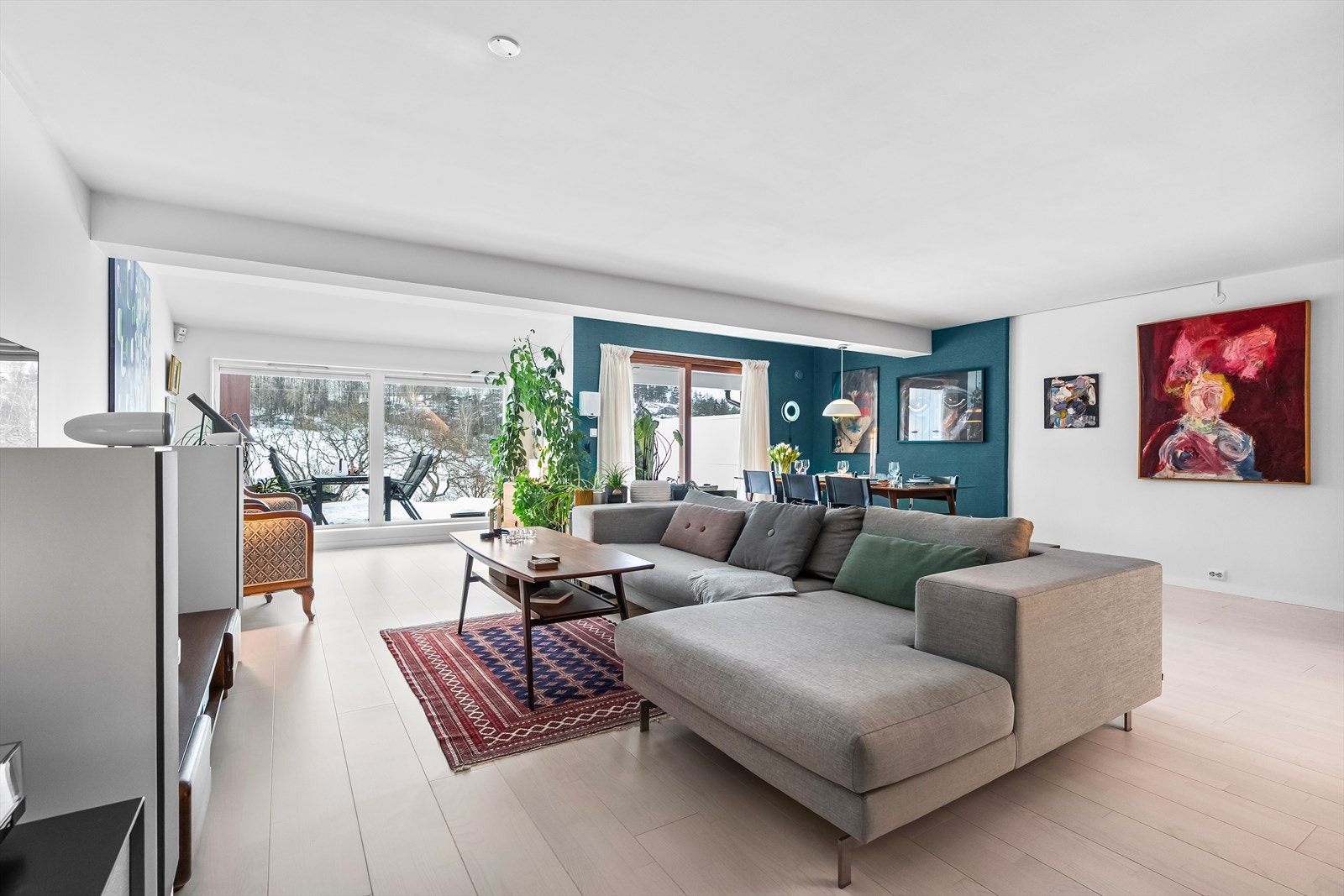 Stuen er utvidet og fremstår som svært romslig, med stor fleksibilitet i møbleringen. Galleribilde