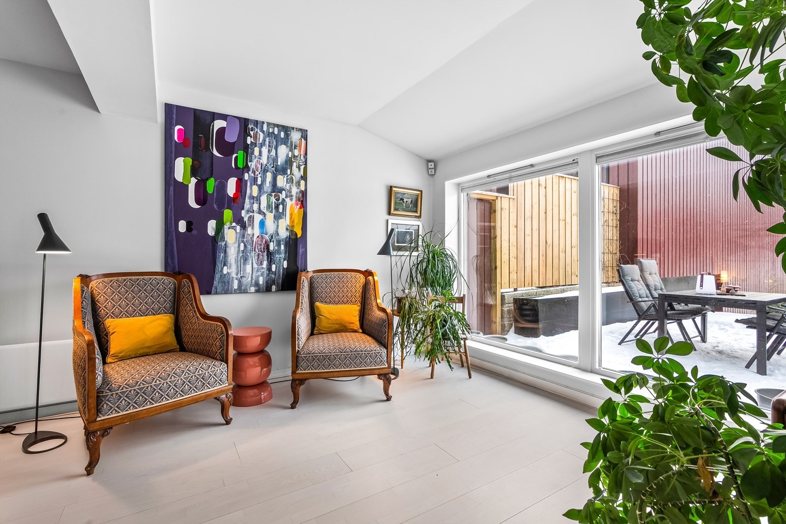 Stuen har godt med naturlig lys. Galleribilde