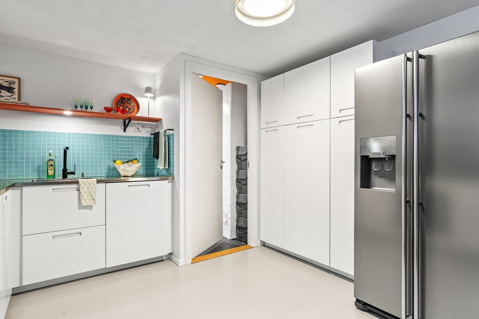 Fra kjøkkenet har man adkomst til et praktisk vaskerom/bod. Galleribilde