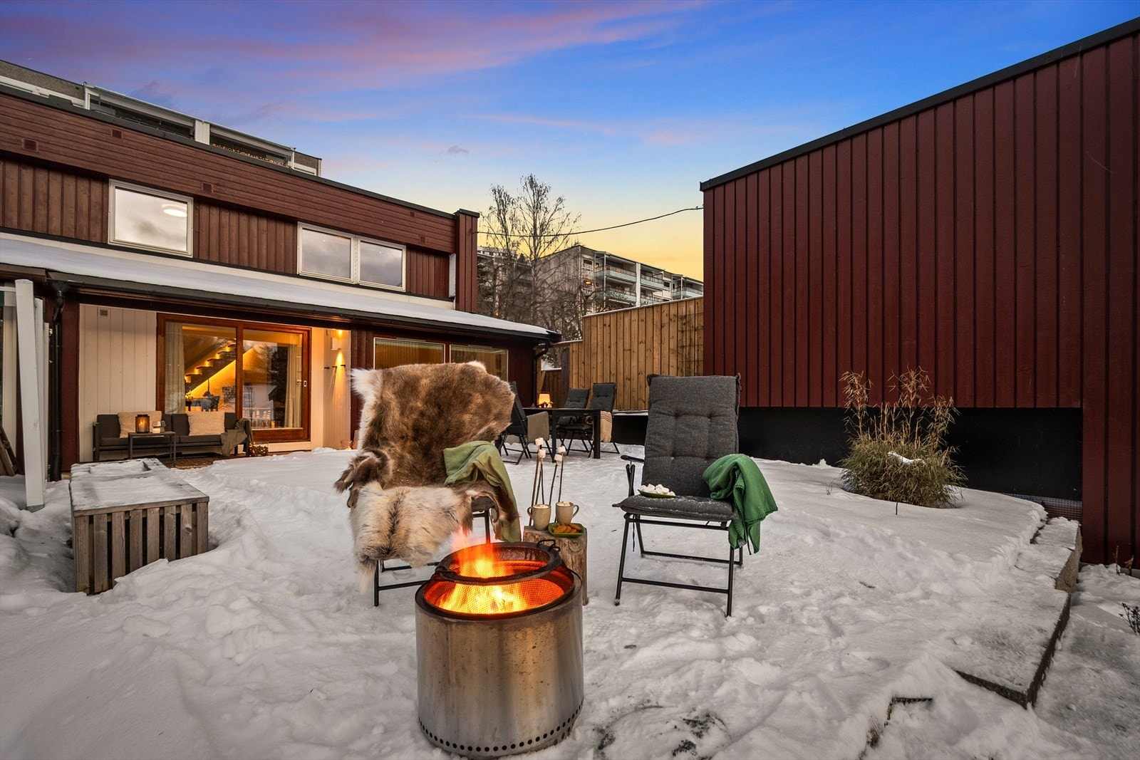 Her ligger alt til rette for hyggelige stunder. Deler av uteområdet er delvis overbygd slik at man kan finne behagelig skygge på varme dager - eller ly for en lett sommerbyge. Galleribilde