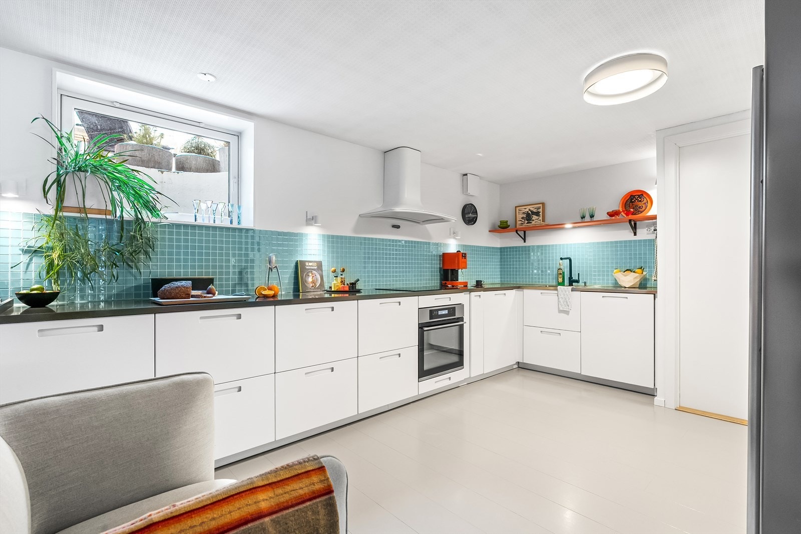 Tilbake i boligen tar vi turen til kjøkkenet. Kjøkkenet er lyst og romslig med god planløsning og rikelig med skap- og benkeplass. Galleribilde