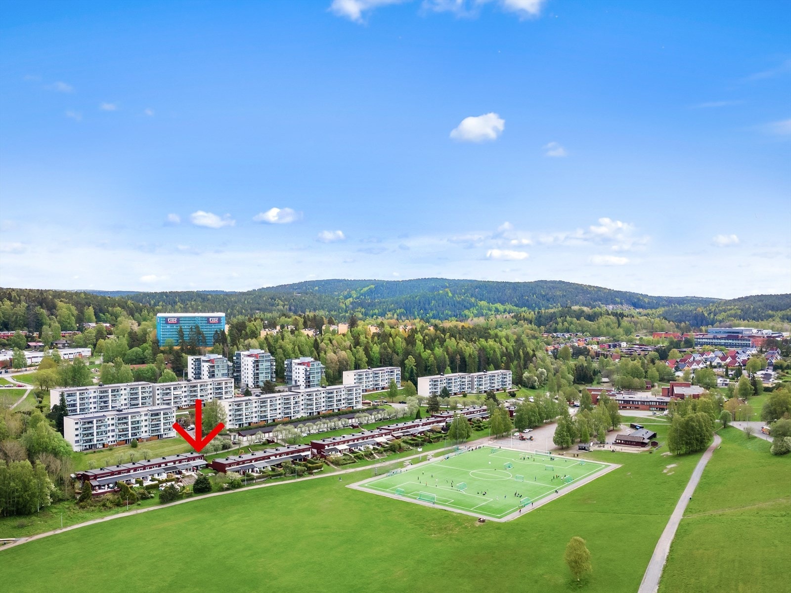 Det er kort vei til flotte tur- og friluftsområder i Østmarka. Her finner du turstier, lysløyper, skiløyper og serveringssteder/skistuer. Rød pil viser boligen. Galleribilde