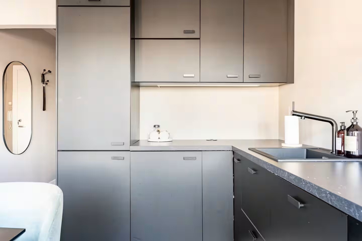 Kjøkken utstyrt med vaskemaskin, oppvaskmaskin og mikrobølgeovn. Galleribilde