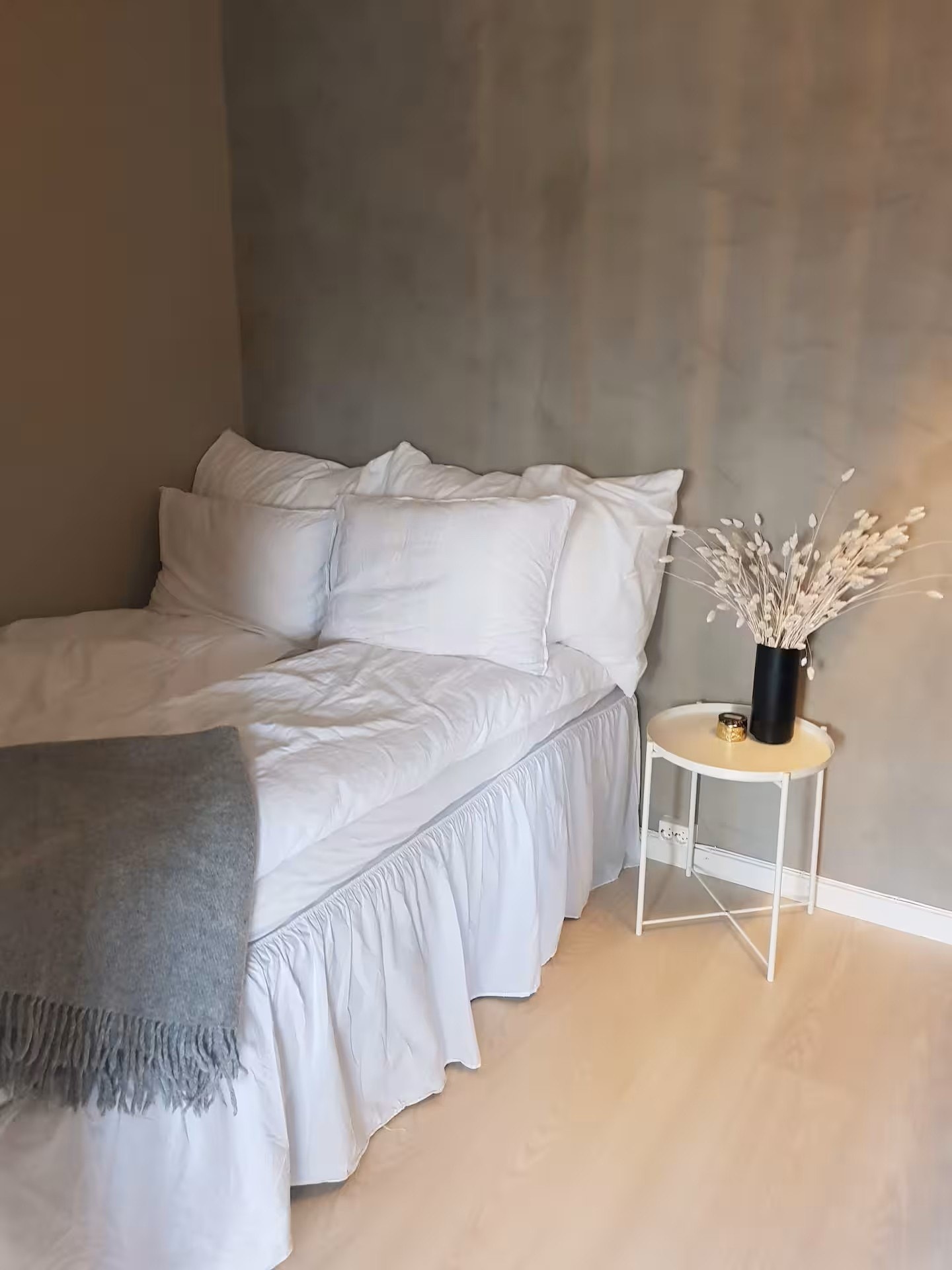 Sengen er forhøyet og har god plass til oppbevaring under. Galleribilde