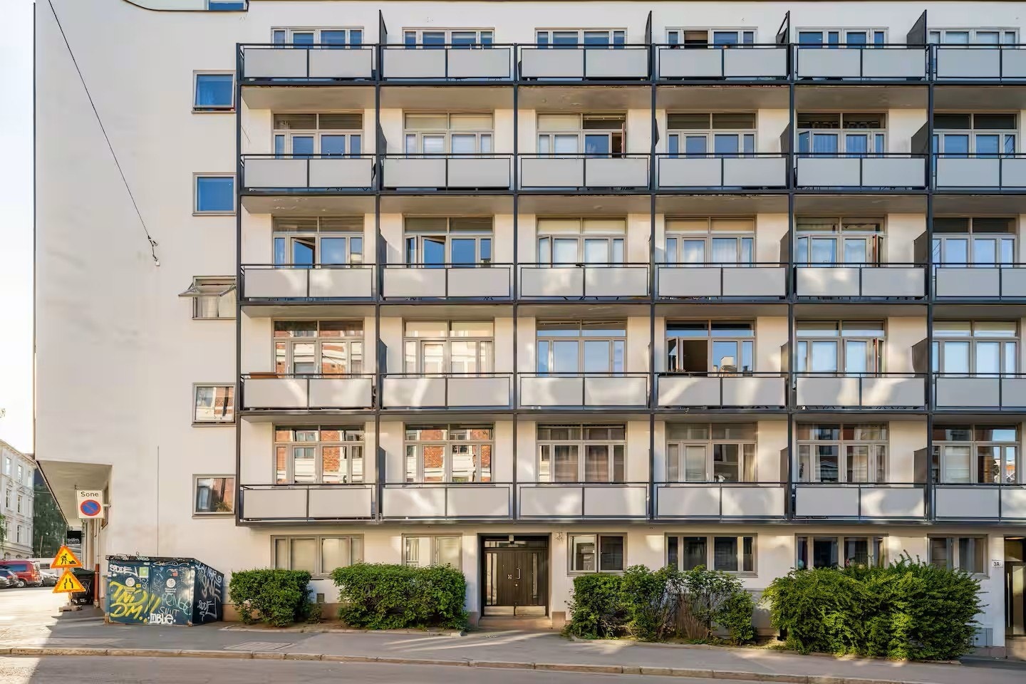 Leiligheten ligger i 6./øverste etasje, og har to vindusrekker Galleribilde