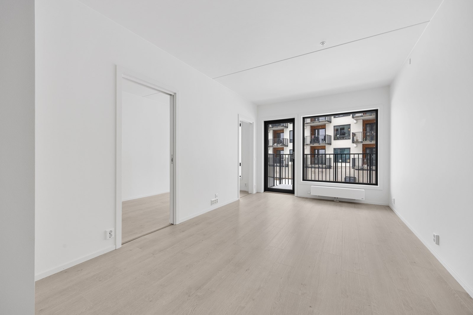 Store vindusflater i stuen slipper inn rikelig med dagslys og gir en åpen atmosfære. Galleribilde