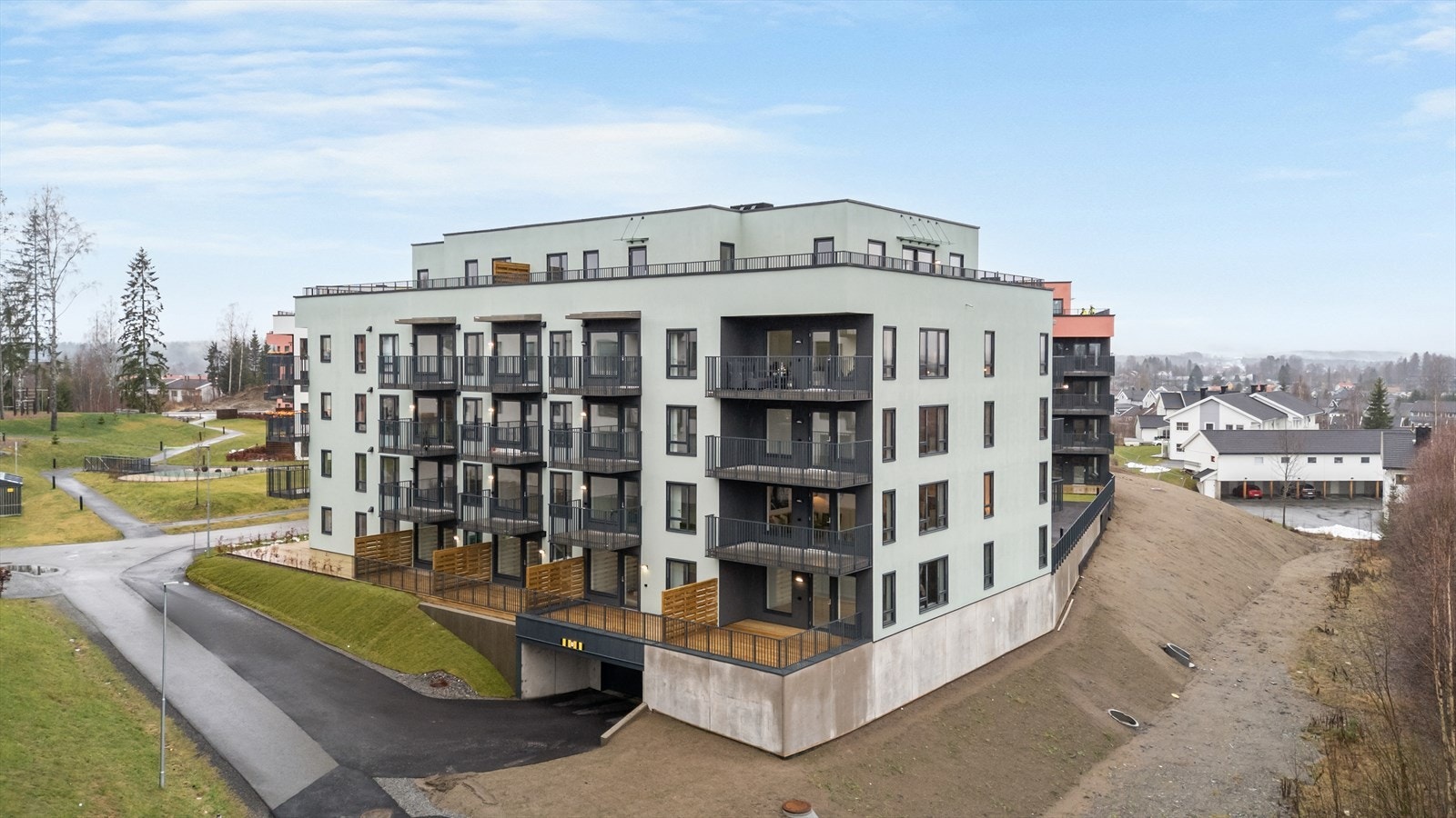 Bygget er oppført etter TEK17-standard, og det er heis i bygget. Galleribilde