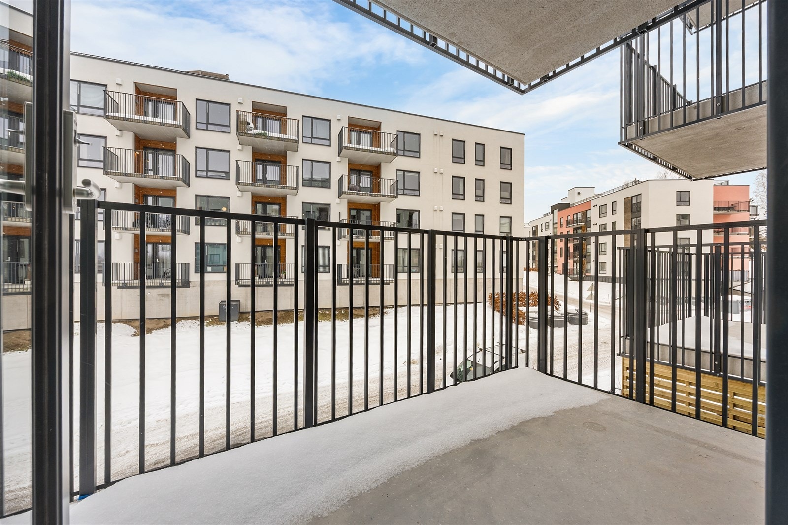 Balkongen fungerer som en flott forlengelse av leiligheten på varme dager. Galleribilde