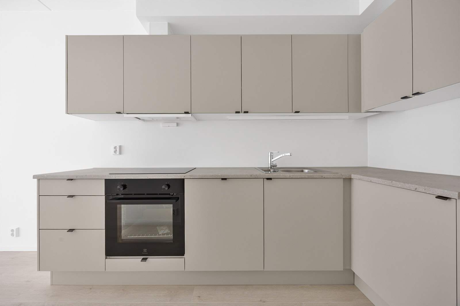 Kjøkkenet er utstyrt med integrert stekeovn og keramisk platetopp. Galleribilde